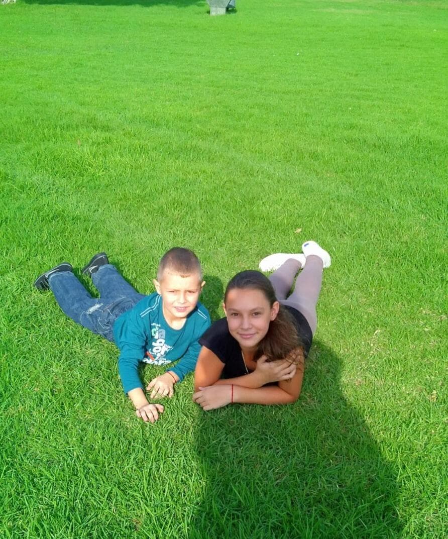 אליענה זקס בילדותה עם אחיה איתן זקס ז"ל (צילום: אלבום פרטי) אליענה זקס בילדותה עם אחיה איתן זקס ז"ל