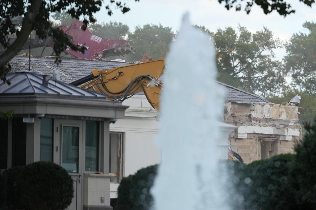 עבודות הריסה של האגף המזרחי בבית הלבן לצורך הקמת אולם נשפים (צילום: AP Photo/Jacquelyn Martin) עבודות הריסה של האגף המזרחי אגף מזרחי הבית הלבן לצורך הקמת אולם נשפים שבונה שם נשיא ארה"ב טראמפ 22 באוקטובר