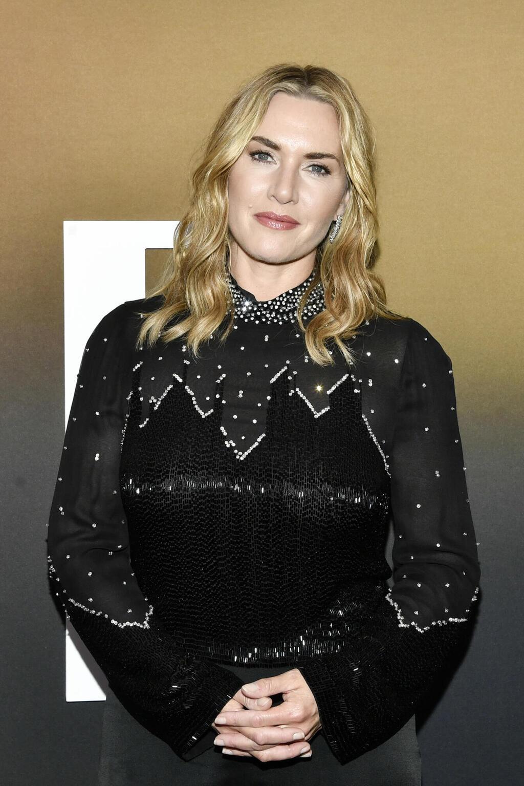 מערכת לבוש של ג'ני פקהאם בהקרנה של הסרט "מבעד לעדשה" בניו יורק, 2024 (צילום: Evan Agostini/Invision/AP) קייט וינסלט בהקרנה של הסרט "מבעד לעדשה" בניו יורק, 2024