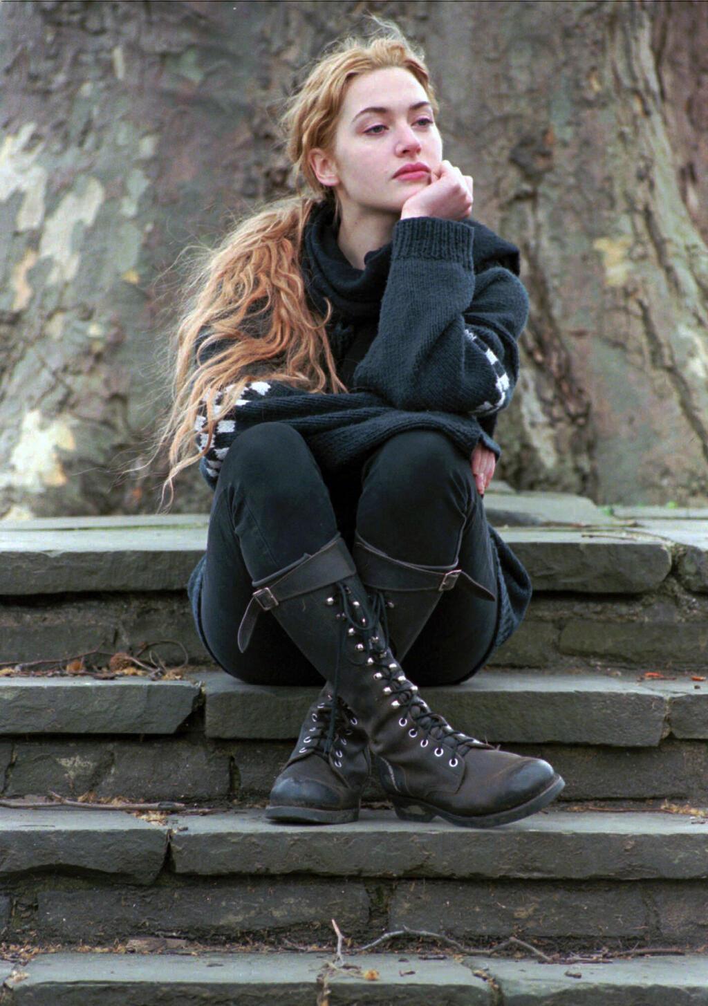 קייט וינסלט בפארק בלונדון, 1996 (צילום: AP Photo/Jacqueline Arzt) קייט וינסלט בפארק בלונדון, 1996