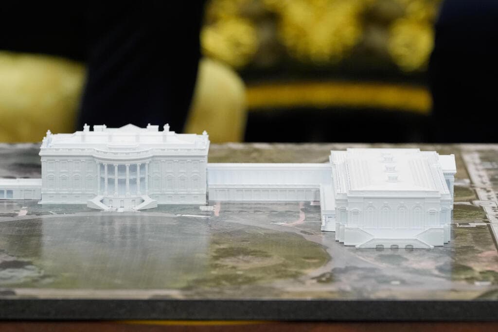 דגם של הבית הלבן ושל אולם נשפים חדש שטראמפ בונה (צילום: AP Photo/Alex Brandon) דגם של הבית הלבן ו אולם נשפים חדש ש נשיא ארה"ב טראמפ בונה שהוצב ב החדר הסגלגל