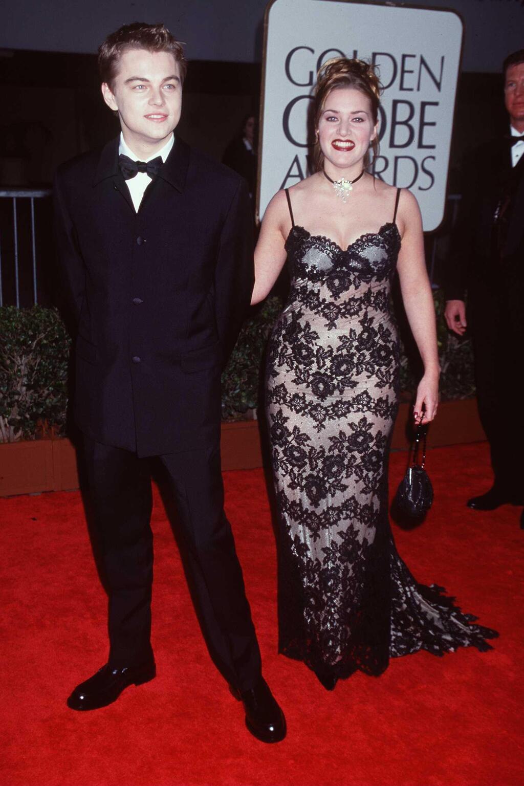 שמלה של אלכסנדר מקווין. עם ליאונרדו דיקפריו בטקס גלובוס הזהב, 1998 (צילום: Brenda Chase/Stringer/Getty Images) קייט וינסלט וליאונרדו דיקפריו בטקס גלובוס הזהב, 1998