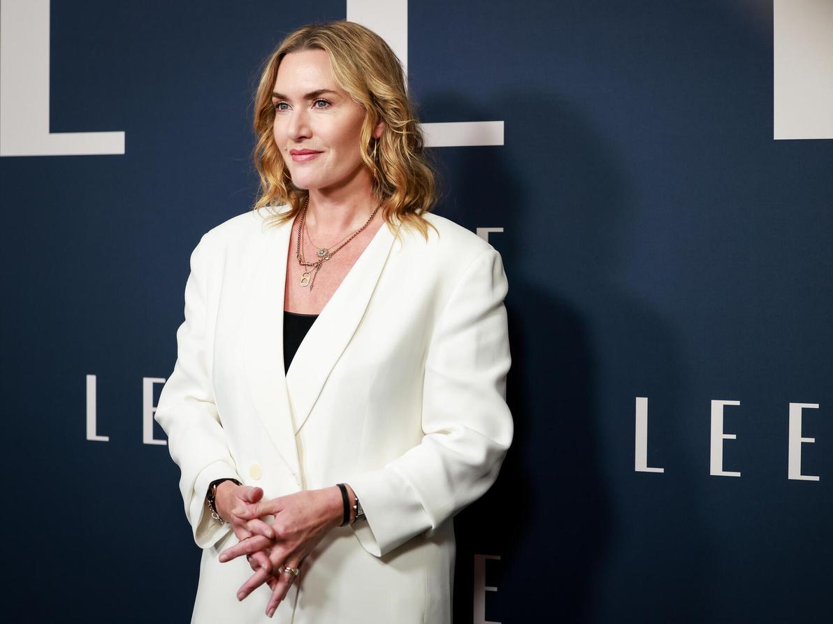 חליפה במראה אוברסייז בפרמיירה של הסרט "מבעד לעדשה" באוסטרליה, 2024 (צילום: Hanna Lassen/Getty Images) קייט וינסלט בפרמיירה של הסרט "מבעד לעדשה" באוסטרליה, 2024