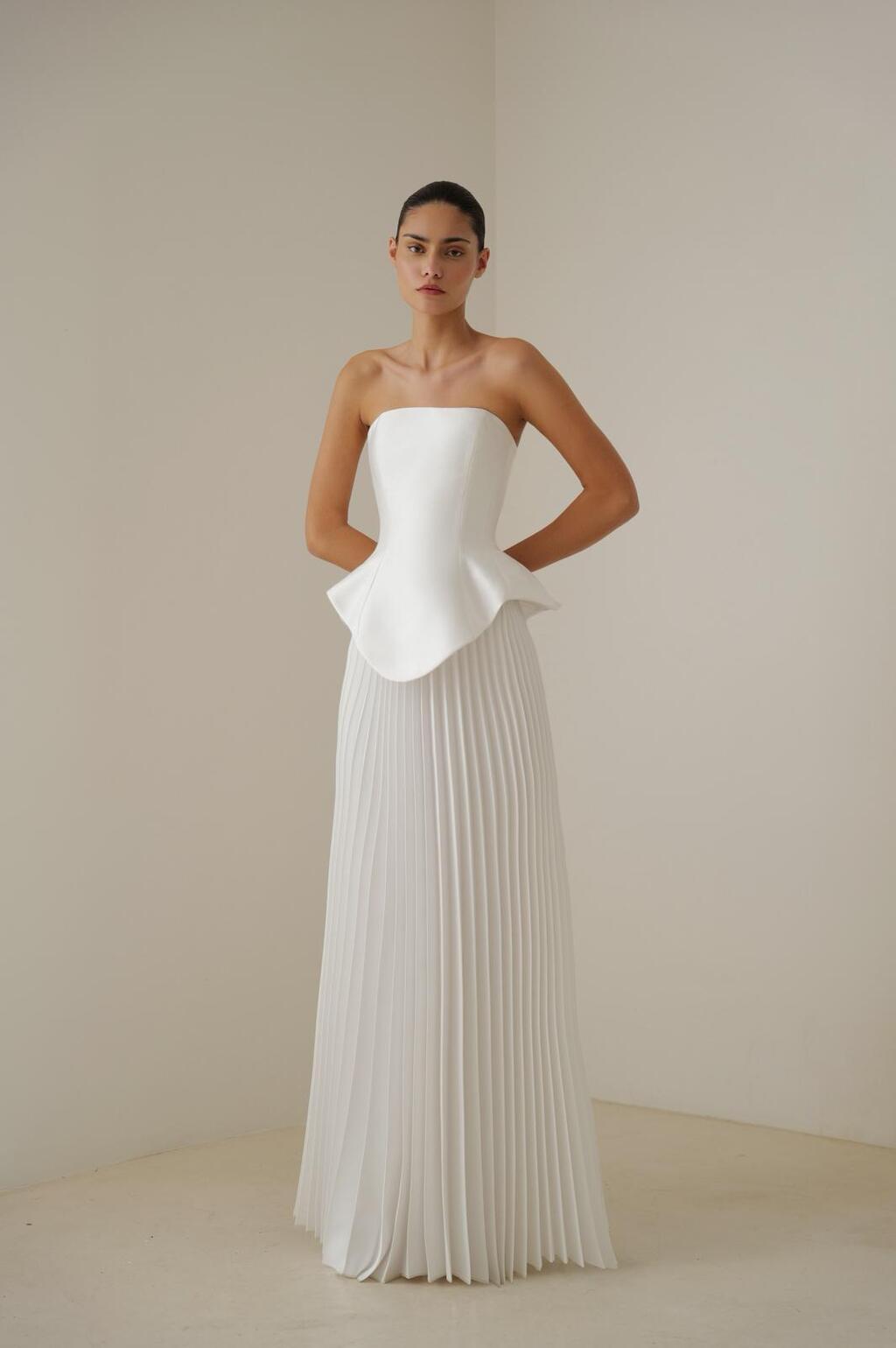 "כלה בבאר שבע תעדיף לא לשלם משכנתה, אבל לשלם על שמלה". שמלת כלה בעיצוב לי אלמונד (צילום: אלמוג גבאי) שמלת כלה בעיצוב לי אלמונד