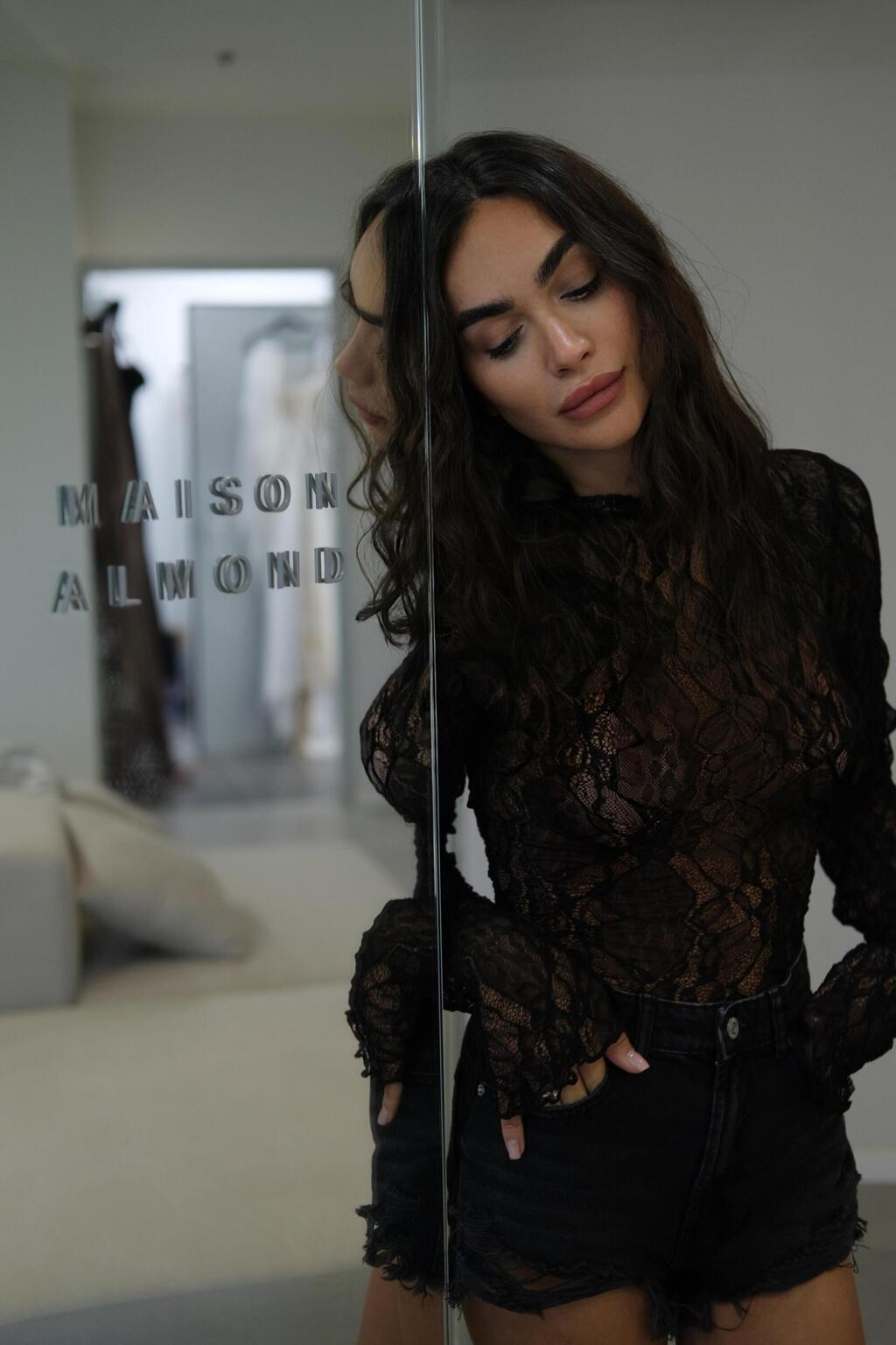 "הילד שרצה להיות בלרינה הבין שהחלום רחוק, אבל היה זקוק למישהו שיראה אותו". לי אלמונד (צילום: אריאל אטדגי) המעצבת לי אלמונד