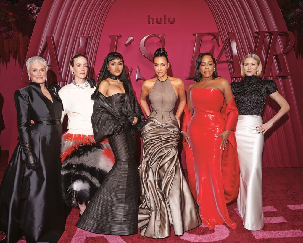 כוכבות הסדרה בפרמיירה. מימין: נעמי ווטס, ניסי נאש־בטס, קרדשיאן, טיאנה טיילור, שרה פולסון וגלן קלוז
(צילום: Baffo Ser/Disney) קים קרדשיאן