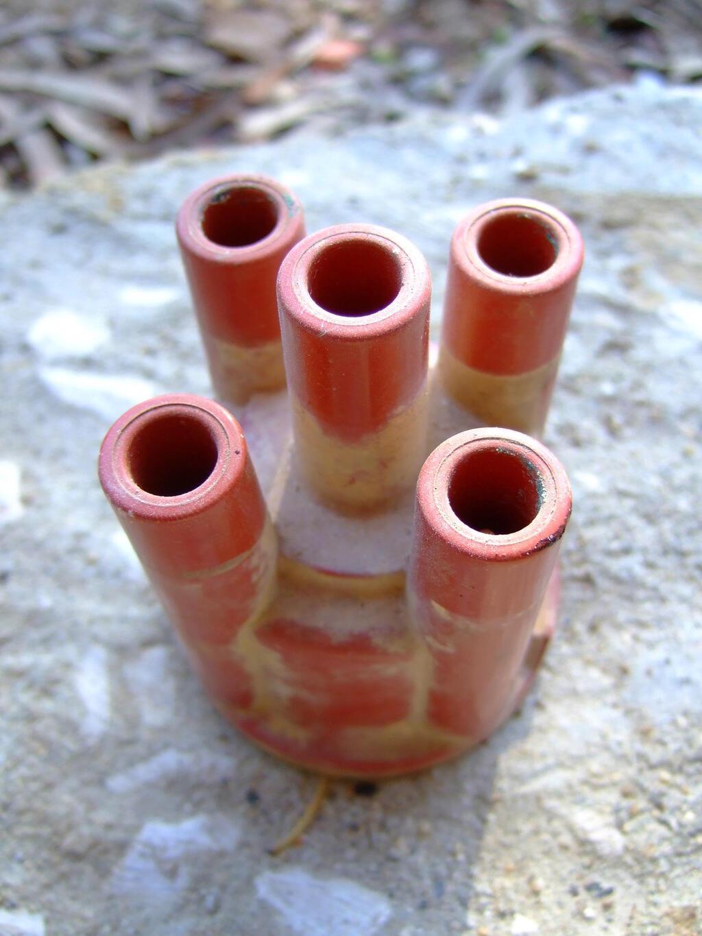 כלי לצבעונים, הגרסה המערבית לאגרטל עם פתחים נפרדים לכל פרח