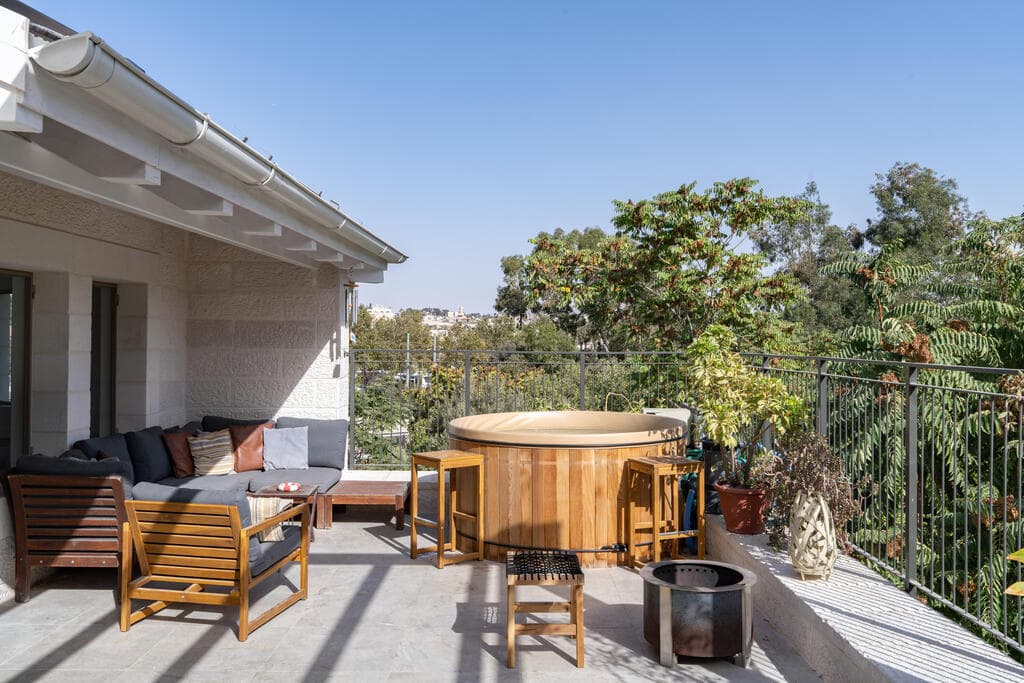 פרויקט מוסררה אהובתי, משפחת שור, בתים מבפנים ירושלים