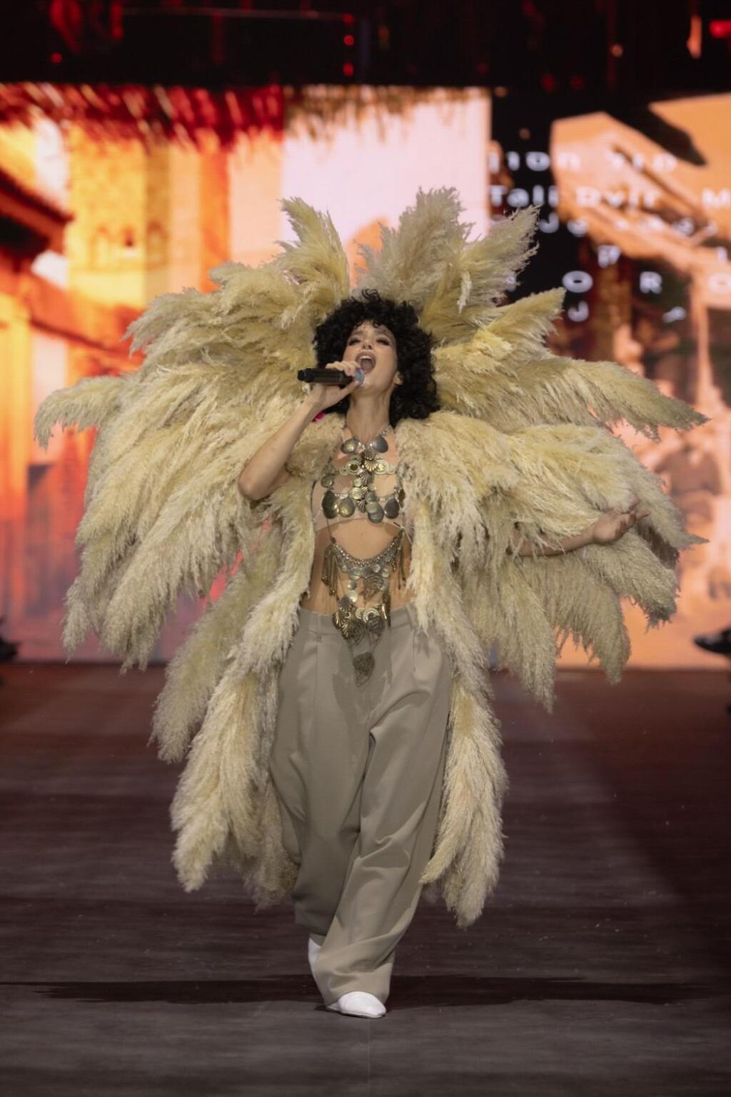 ליהי טולדנו בדגם של טלי דביר לבנת ומזל חסון (צילום: עומרי רוזנגרט) ליהי טולדנו בדגם של טלי דביר לבנת ומזל חסון בפתיחת שבוע האופנה תל אביב, 2025