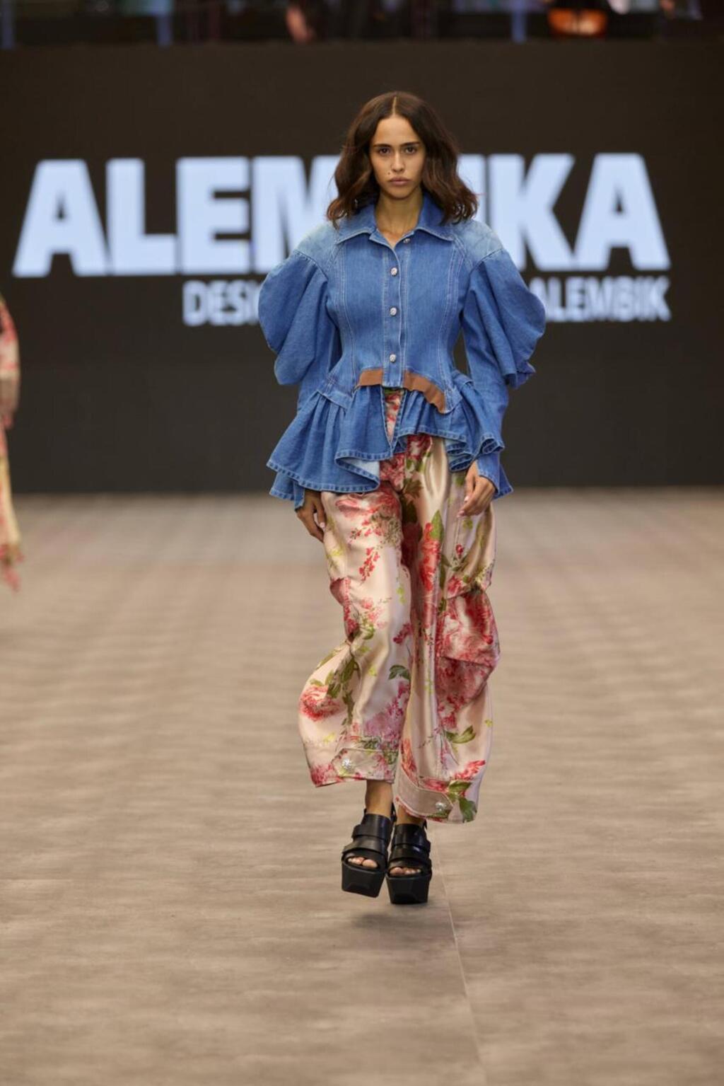 התצוגה של אלמביקה (צילום: עומרי רוזנגרט) התצוגה של אלמביקה בשבוע האופנה תל אביב, 2025