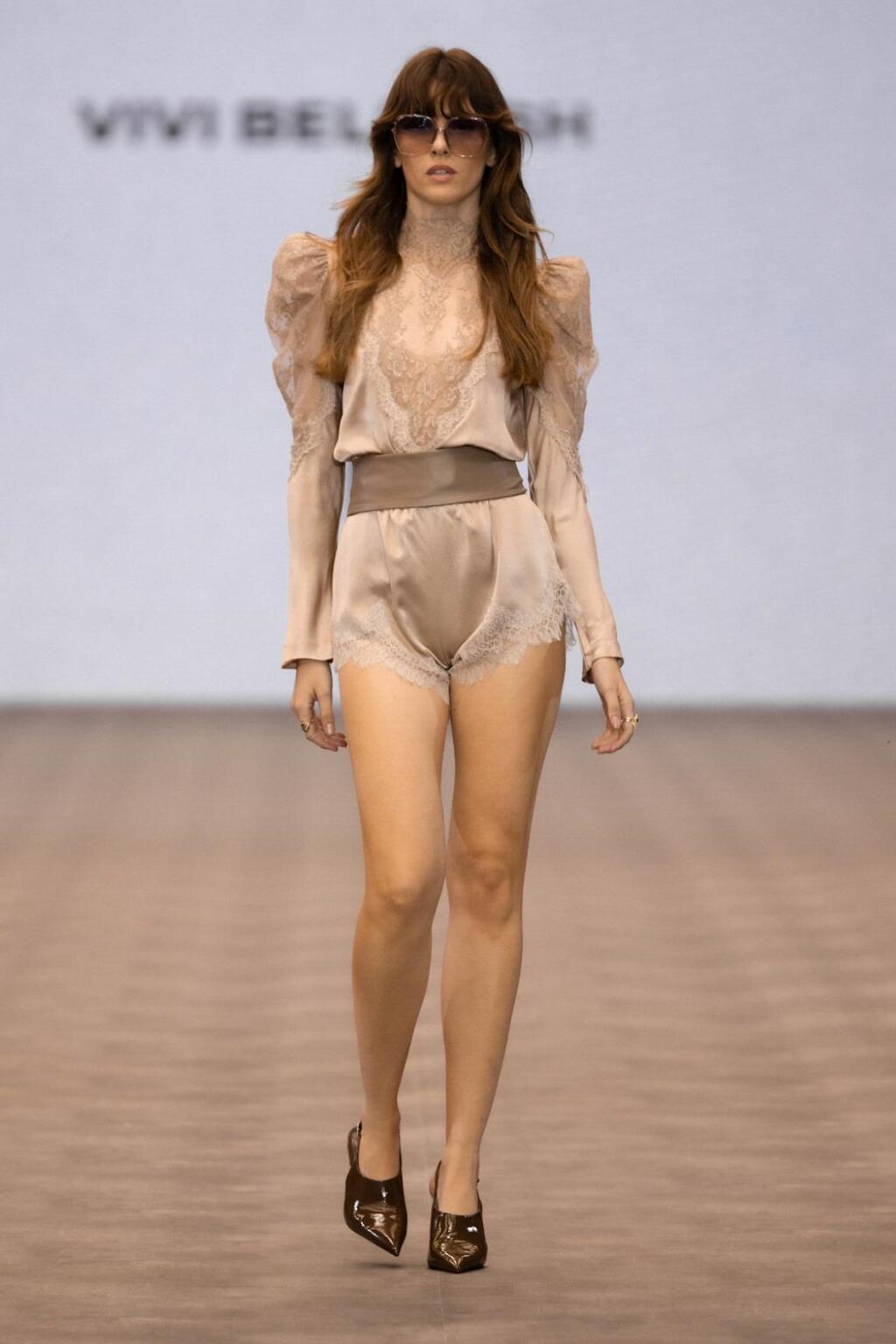 אביה מלכה בתחרה (צילום: עומרי רוזנגרט) התצוגה של ויוי בלאיש בשבוע האופנה תל אביב, 2025