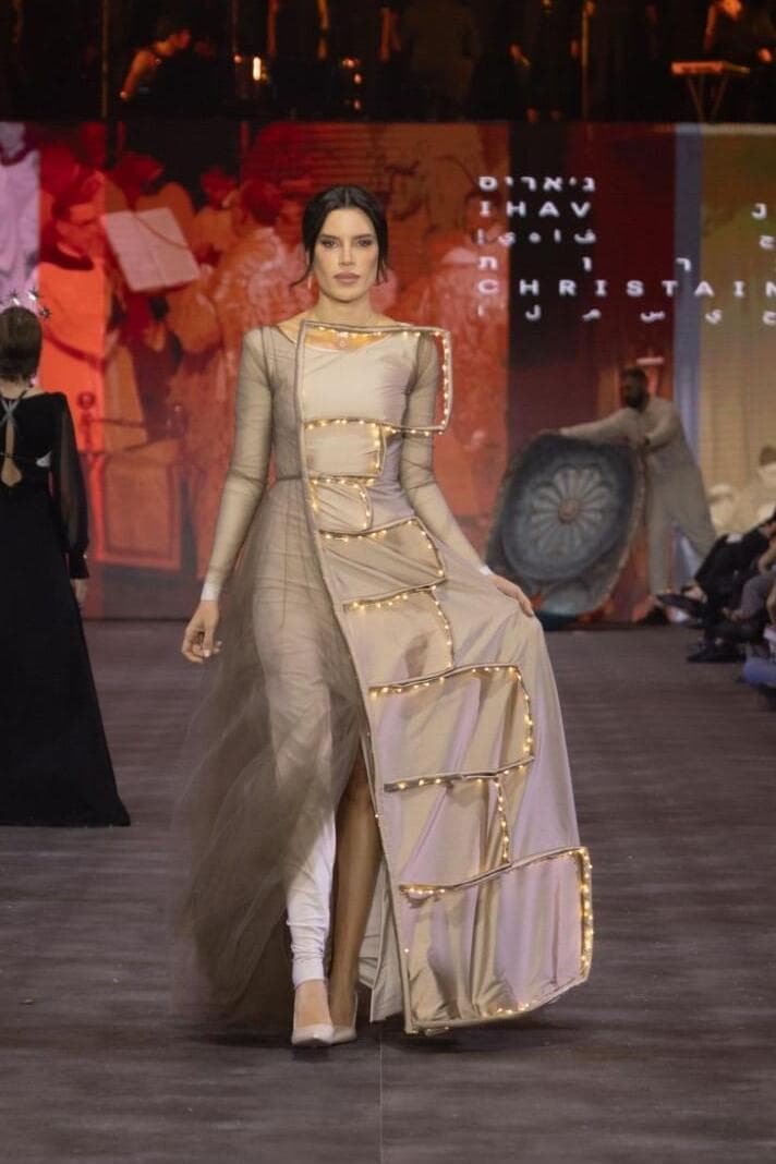 נטלי דדון בדגם של אלקי כץ (צילום: עומרי רוזנגרט) נטלי דדון בדגם של אלקי כץ בפתיחת שבוע האופנה תל אביב, 2025