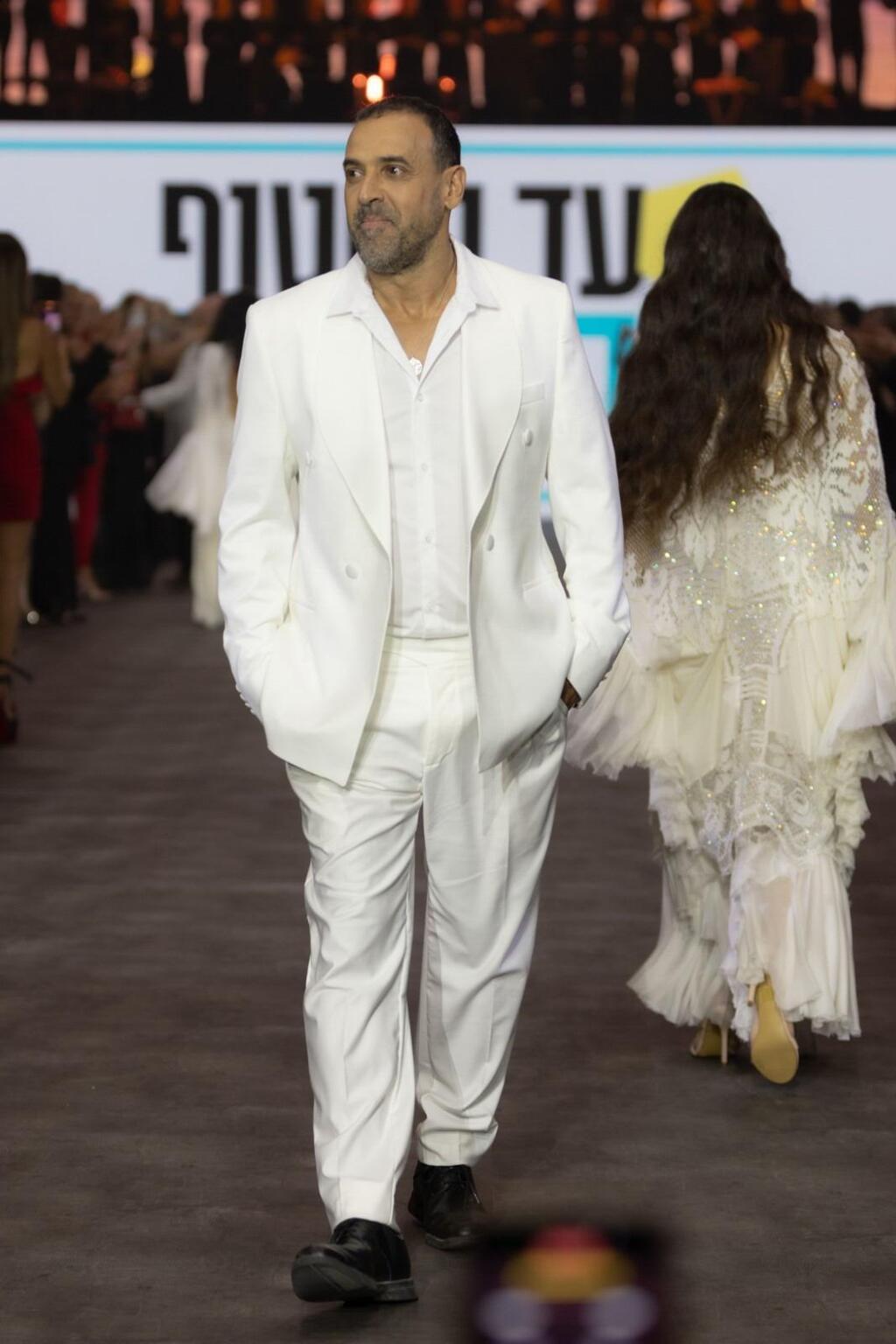 אלי שרעבי בשבוע האופנה (צילום: עומרי רוזנגרט) תצוגת "עד החטוף האחרון" בערב הגאלה בפתיחת שבוע האופנה תל אביב, 2025