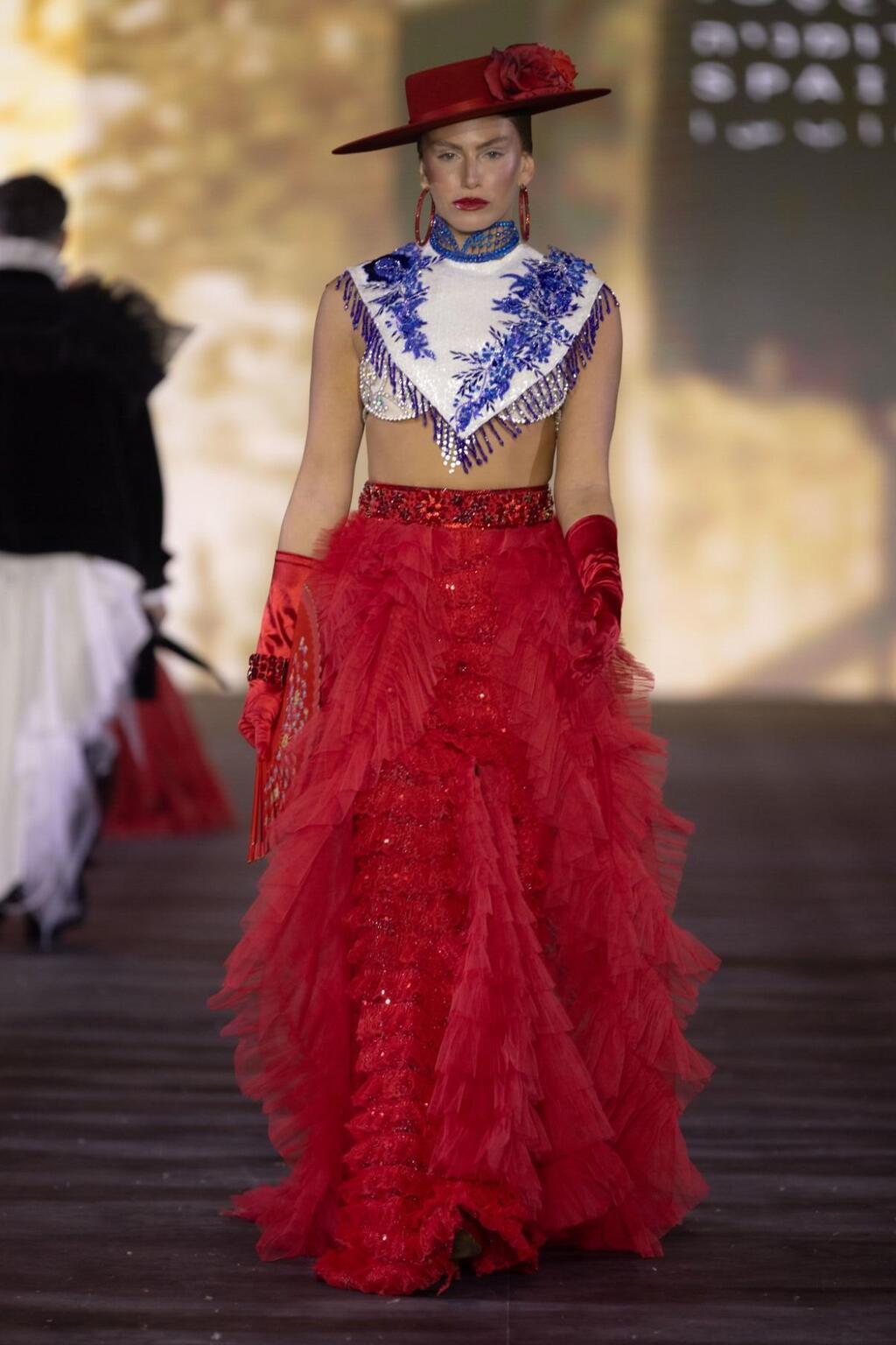 טיילור מלכוב בדגם של אביעד הרמן (צילום: עומרי רוזנגרט) טיילור מלכוב בדגם של אביעד הרמן בפתיחת שבוע האופנה תל אביב, 2025