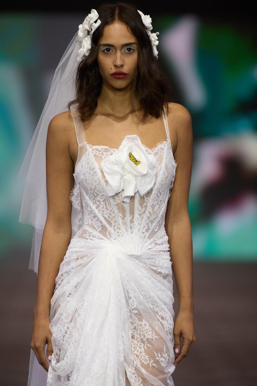 התצוגה של שחר אבנט (צילום: עומרי רוזנגרט) התצוגה של שחר אבנט בשבוע האופנה תל אביב, 2025