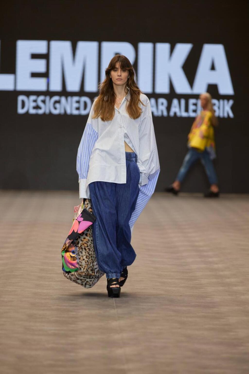 התצוגה של אלמביקה (צילום: עומרי רוזנגרט) התצוגה של אלמביקה בשבוע האופנה תל אביב, 2025