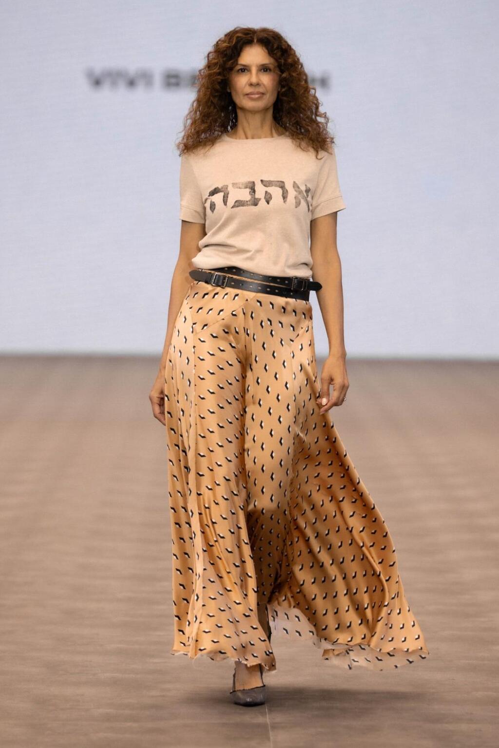 פזית כהן מדגמנת (צילום: עומרי רוזנגרט) פזית כהן בתצוגה של ויוי בלאיש בשבוע האופנה תל אביב, 2025