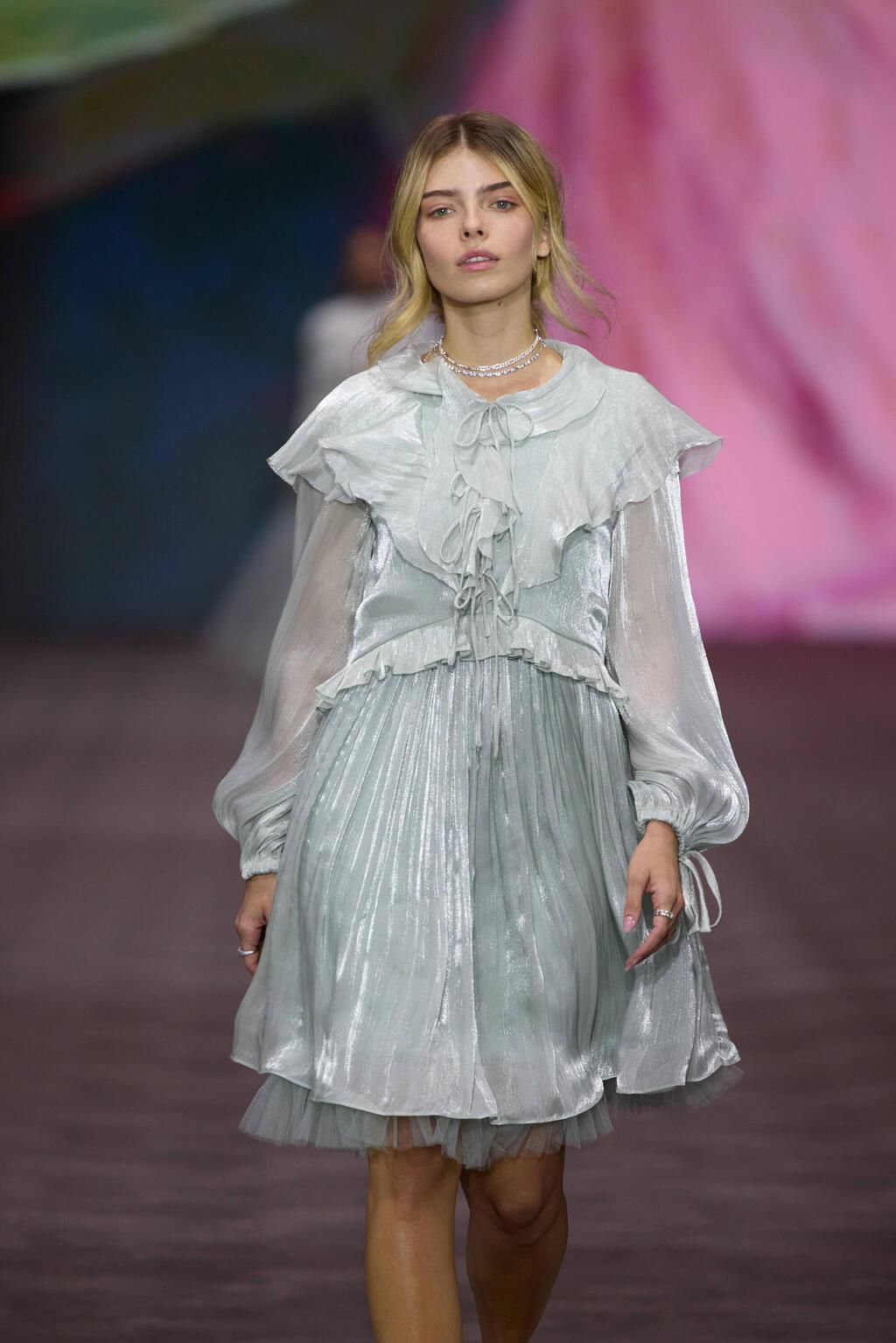 התצוגה של ROZ בעיצוב רחלי זילברשטיין (צילום: אור גפן) התצוגה של ROZ בשבוע האופנה תל אביב, 2025