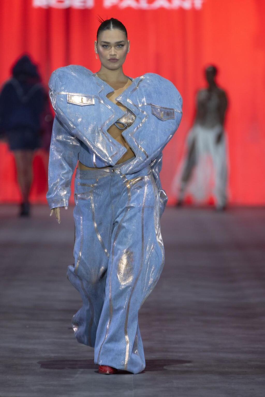 רומי פרנקל לובשת מיכל הדני (צילום: עומרי רוזנגרט) רומי פרנקל לובשת מיכל הדני בפתיחת שבוע האופנה תל אביב, 2025