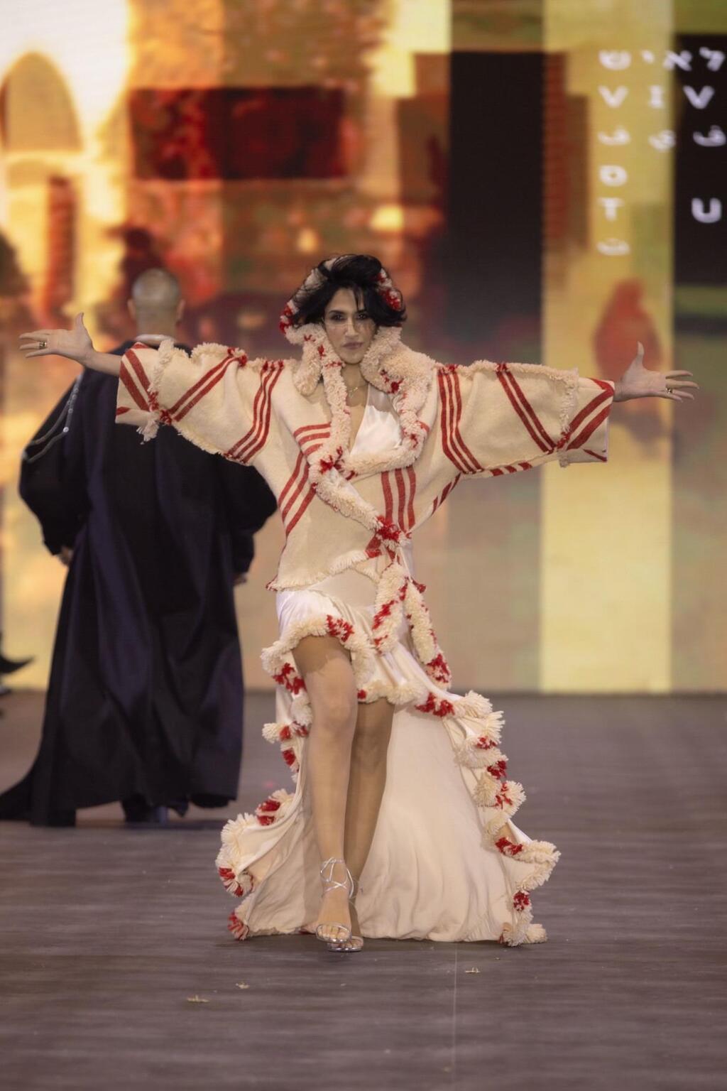 מגי אזרזר בדגם של ויוי בלאיש (צילום: עומרי רוזנגרט) מגי אזרזר בדגם של ויוי בלאיש בפתיחת שבוע האופנה תל אביב, 2025