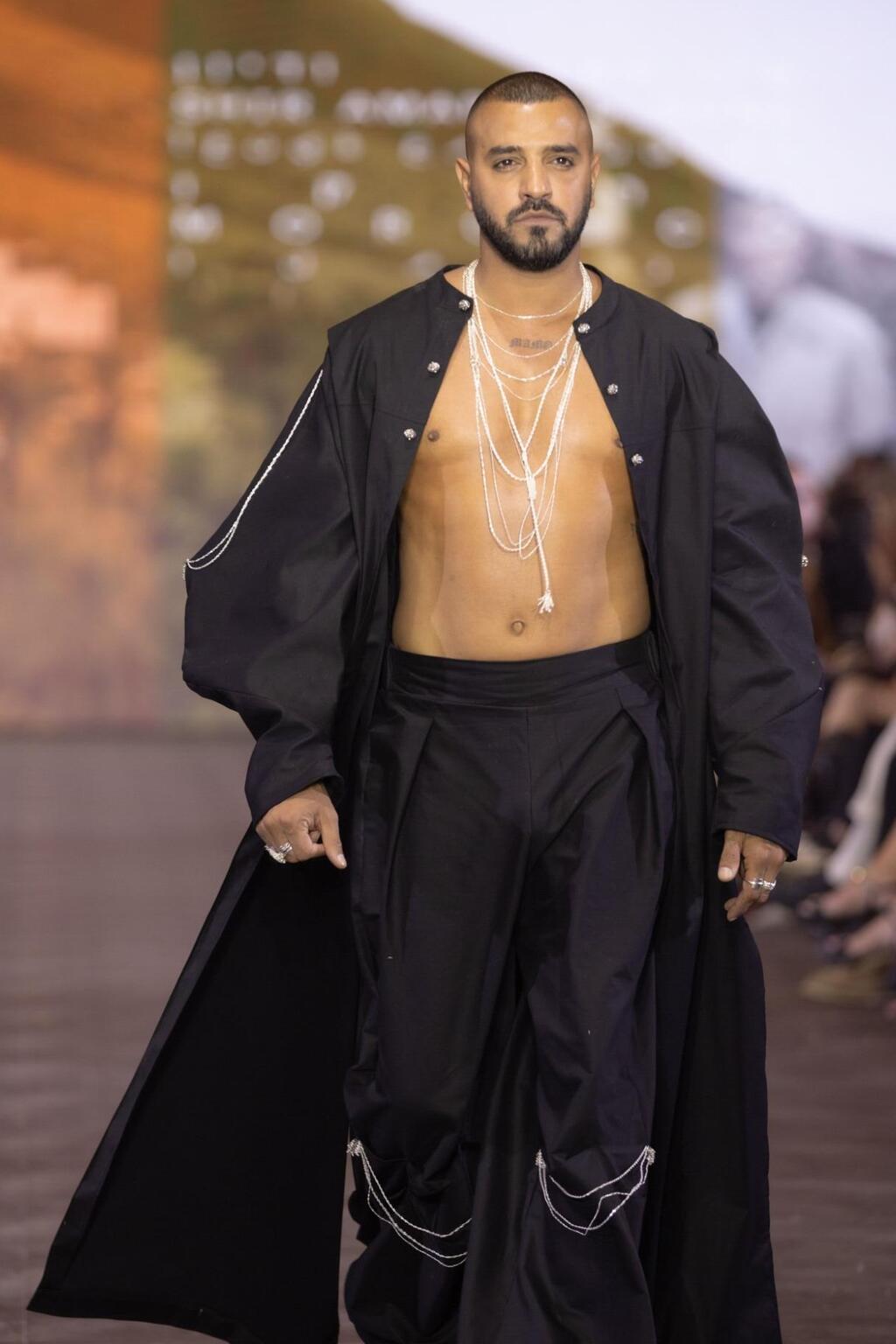 איתי לוי בדגם של שיר עמר (צילום: עומרי רוזנגרט) איתי לוי בדגם של שיר עמר בפתיחת שבוע האופנה תל אביב, 2025