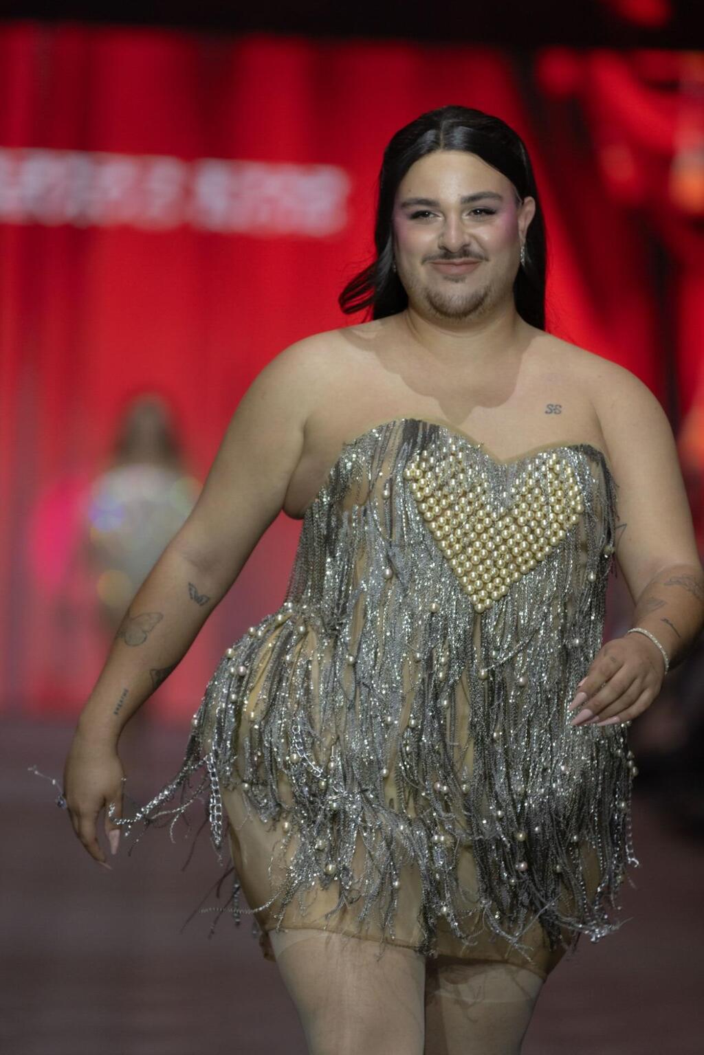 עדן דניאל גבאי לובש אור יניב (צילום: עומרי רוזנגרט) עדן דניאל גבאי לובש אור יניב בפתיחת שבוע האופנה תל אביב, 2025