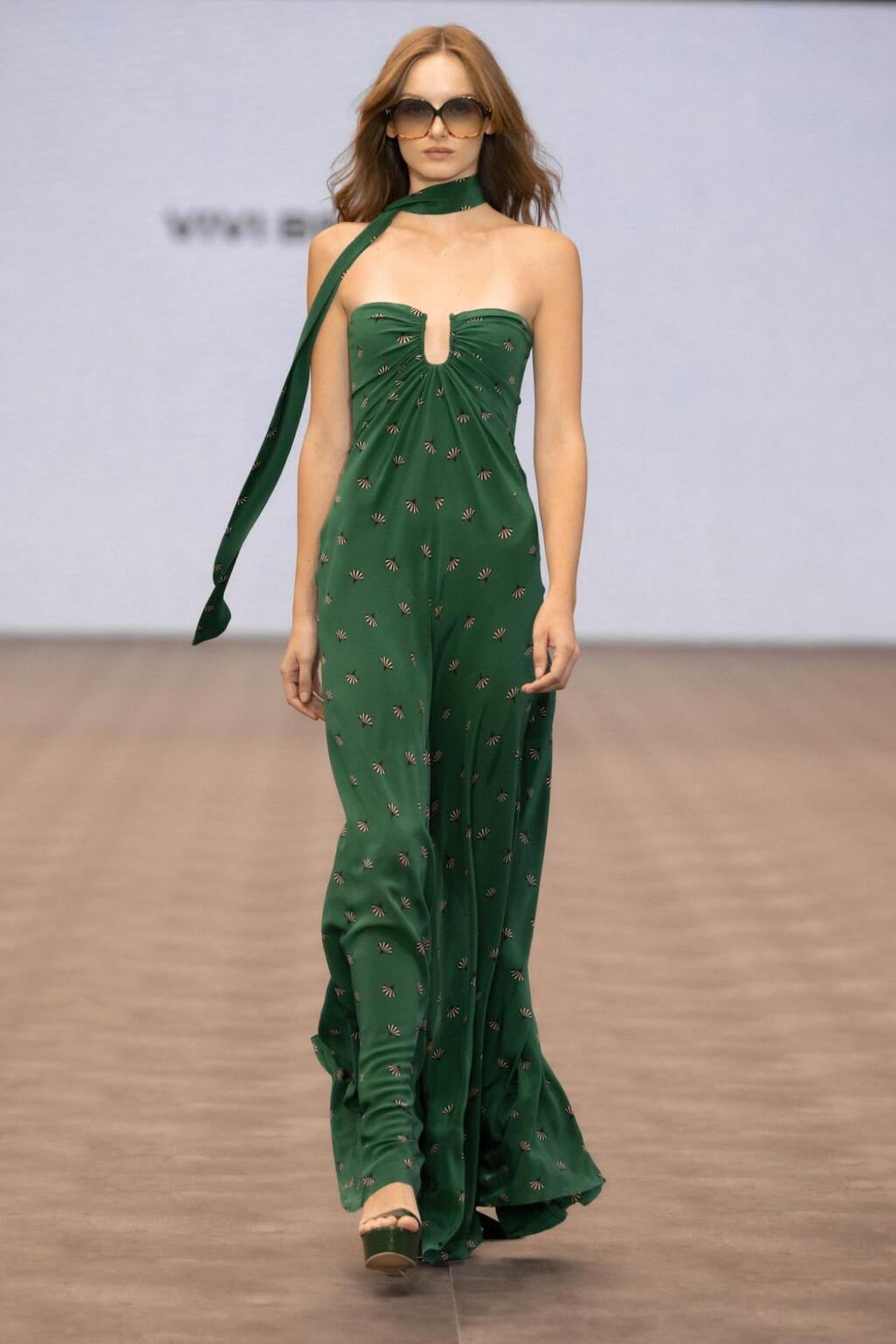 "לא סתם אני אוהב את שנות ה-70, זה העשור שהכי השפיע עליי" (צילום: עומרי רוזנגרט) התצוגה של ויוי בלאיש בשבוע האופנה תל אביב, 2025