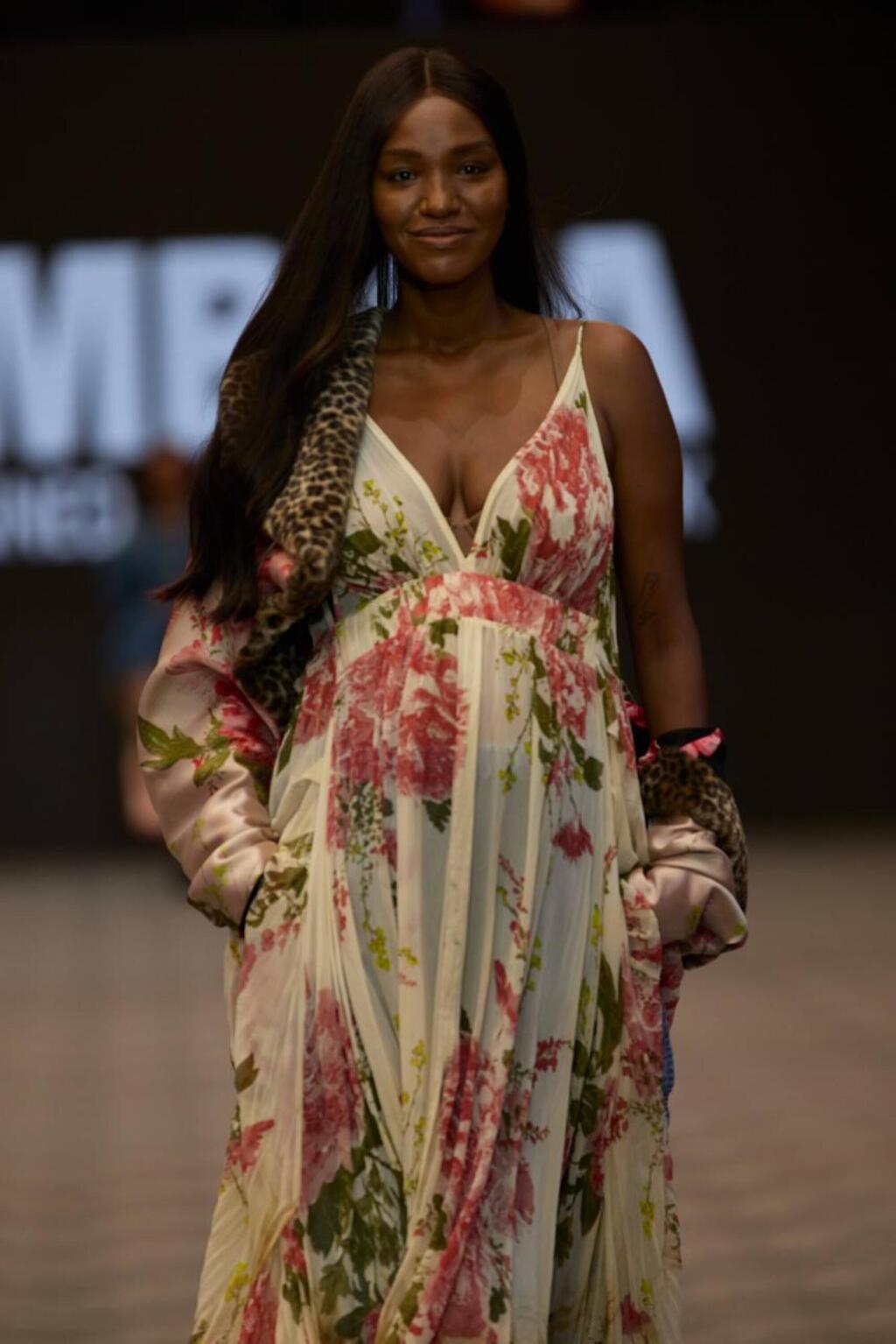 התצוגה של אלמביקה (צילום: עומרי רוזנגרט) התצוגה של אלמביקה בשבוע האופנה תל אביב, 2025