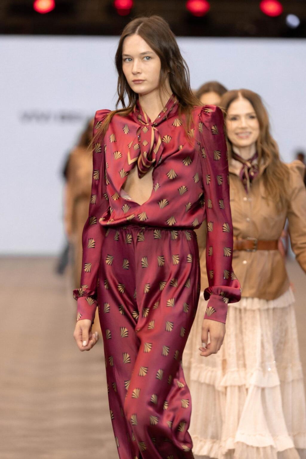 התצוגה של ויוי בלאיש (צילום: עומרי רוזנגרט) התצוגה של ויוי בלאיש בשבוע האופנה תל אביב, 2025