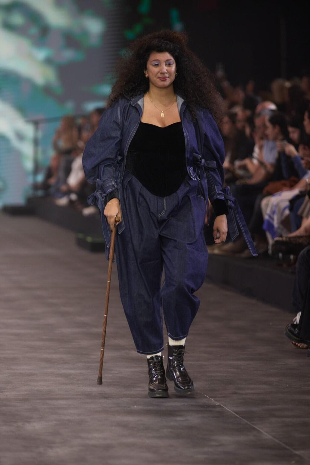 שי-לי עטרי בתצוגה של שחר אבנט (צילום: עומרי רוזנגרט) התצוגה של שחר אבנט בשבוע האופנה תל אביב, 2025