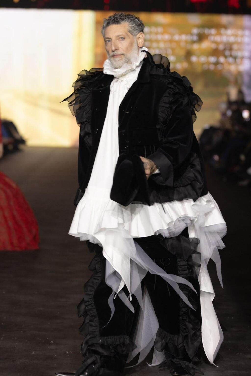 אסף גרניט בדגם של אהרון גניש (צילום: עומרי רוזנגרט) אסף גרניט בדגם של אהרון גניש בפתיחת שבוע האופנה תל אביב, 2025