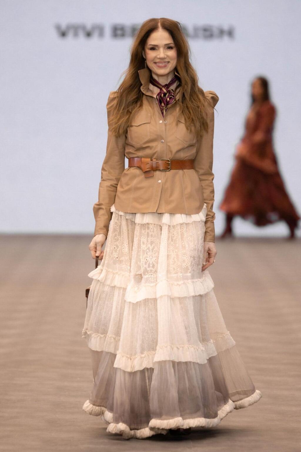 רונית יודקביץ' על המסלול (צילום: עומרי רוזנגרט) רונית יודקביץ' בתצוגה של ויוי בלאיש בשבוע האופנה תל אביב, 2025