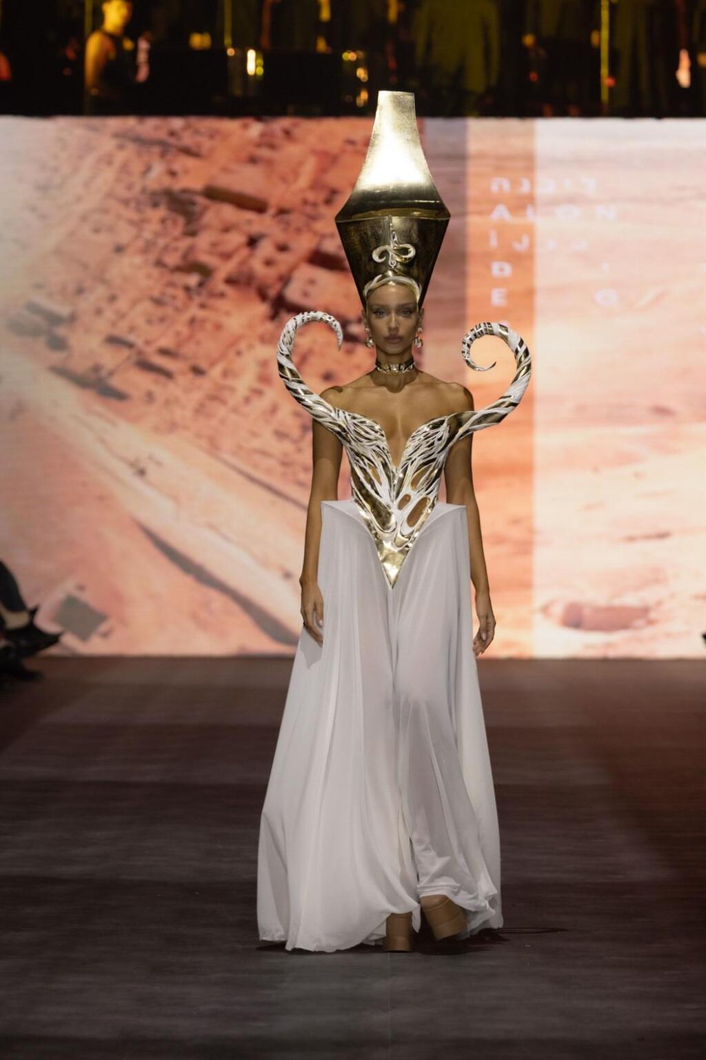 נטע אלחמיסטר בדגם של אלון ליבנה (צילום: עומרי רוזנגרט) נטע אלחמיסטר בדגם של אלון ליבנה בפתיחת שבוע האופנה תל אביב, 2025