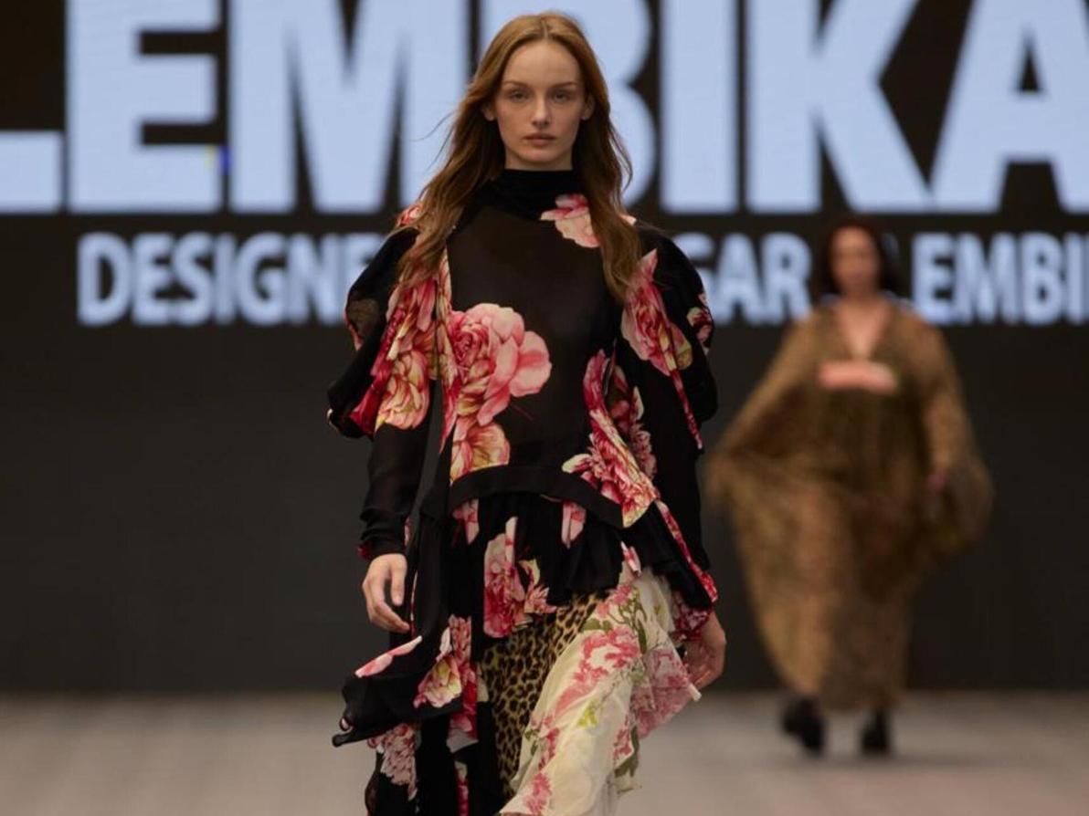 התצוגה של אלמביקה בשבוע האופנה (צילום: עומרי רוזנגרט) התצוגה של אלמביקה בשבוע האופנה תל אביב, 2025