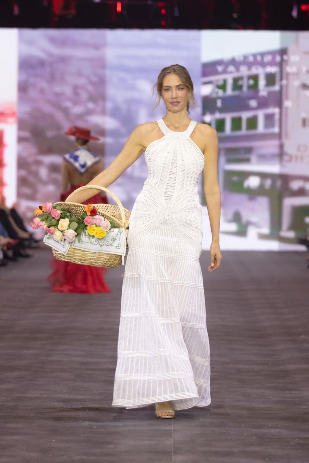 ג'ני צ'רוואני בדגם של ירון מינקובסקי (צילום: עומרי רוזנגרט) ג'ני צ'רוואני בדגם של ירון מינקובסקי בפתיחת שבוע האופנה תל אביב, 2025