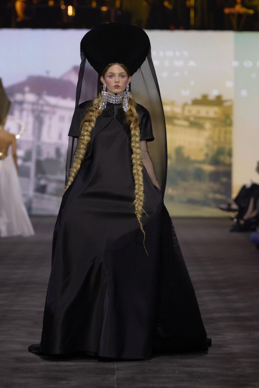 אמילי רובינס בדגם של רימה רומנו (צילום: עומרי רוזנגרט) אמילי רובינס בדגם של רימה רומנו בפתיחת שבוע האופנה תל אביב, 2025