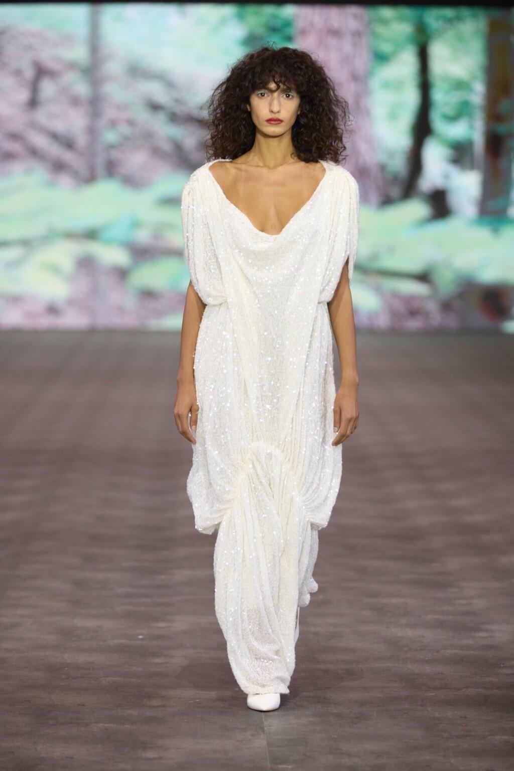 התצוגה של שחר אבנט (צילום: עומרי רוזנגרט) התצוגה של שחר אבנט בשבוע האופנה תל אביב, 2025