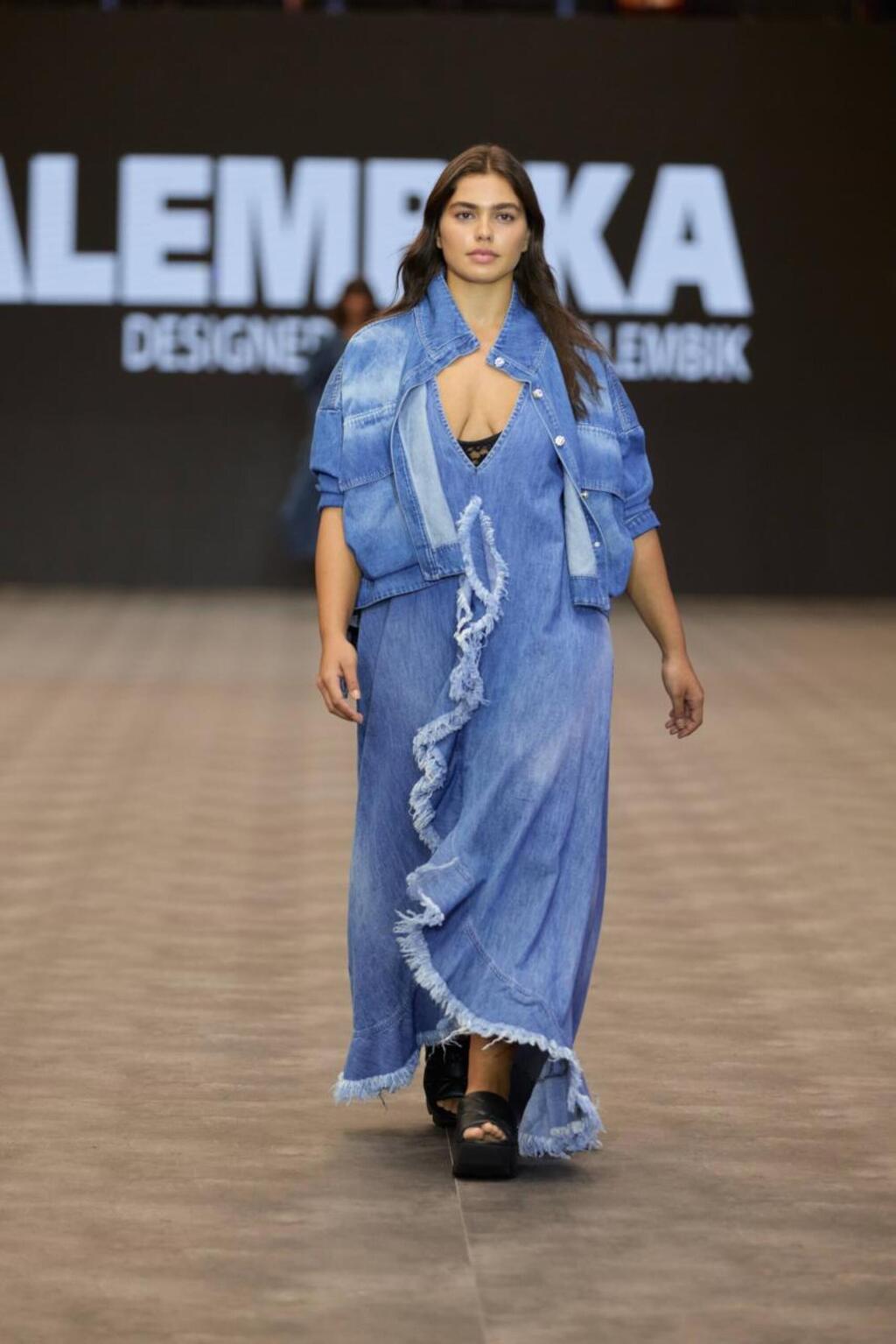 פריטי ג'ינס בתצוגה של אלמביקה (צילום: עומרי רוזנגרט) התצוגה של אלמביקה בשבוע האופנה תל אביב, 2025