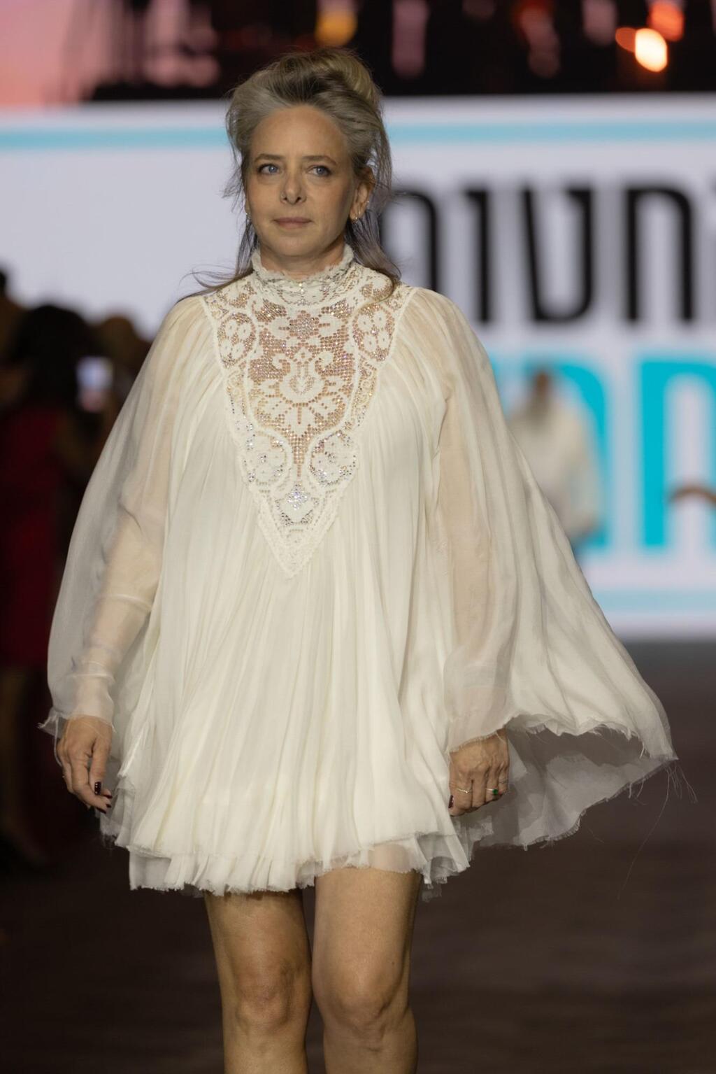 קרן שרף בתצוגת "עד החטוף האחרון" (צילום: עומרי רוזנגרט) תצוגת "עד החטוף האחרון" בערב הגאלה בפתיחת שבוע האופנה תל אביב, 2025