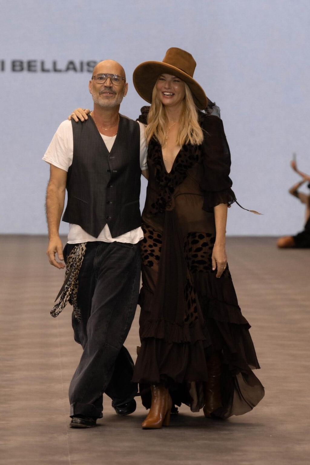 גלית גוטמן עם ויוי בלאיש בתצוגת האופנה שלו (צילום: עומרי רוזנגרט) גלית גוטמן עם ויוי בלאיש בתצוגת האופנה שלו, 2025