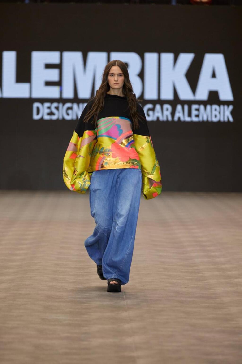 התצוגה של אלמביקה (צילום: עומרי רוזנגרט) התצוגה של אלמביקה בשבוע האופנה תל אביב, 2025