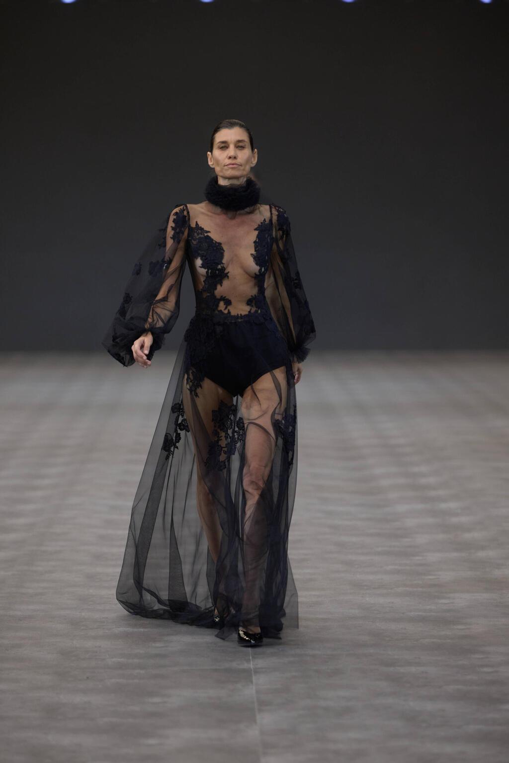 הדוגמנית איזבל אדלר צועדת על המסלול (צילום: עומרי רוזנגרט) התצוגה של לי אלמונד בשבוע האופנה תל אביב, 2025