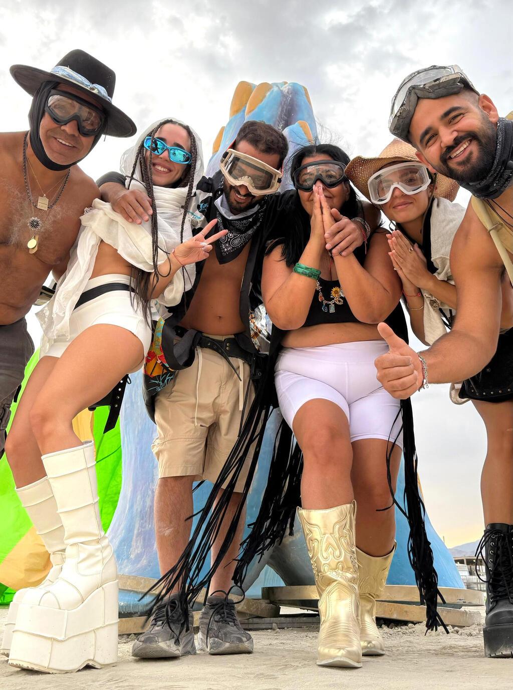 דבי בוכניק ומשפחתה