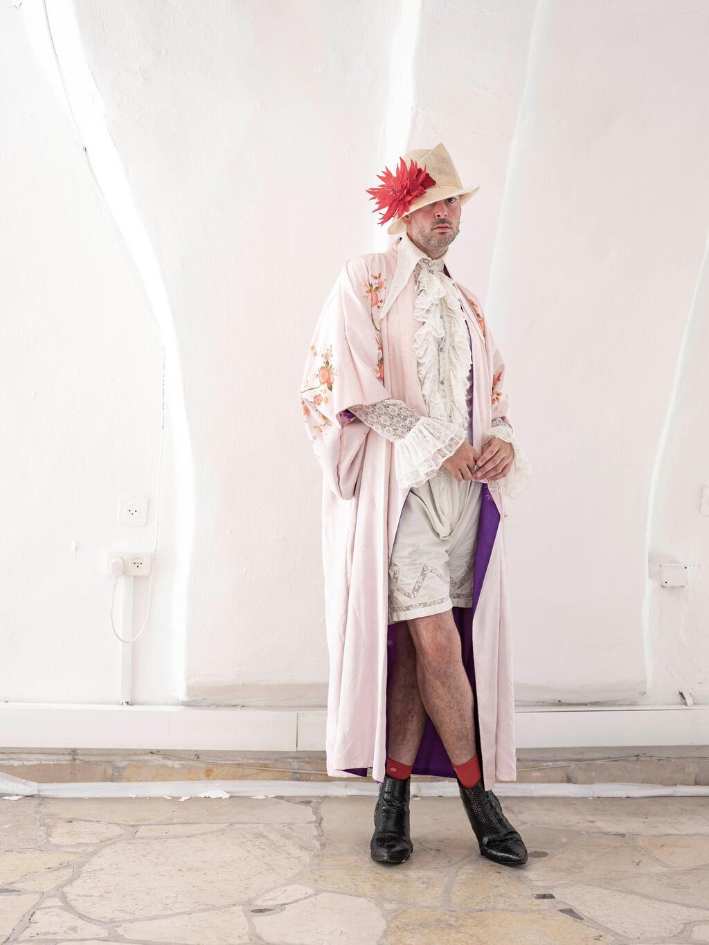 "נמשך לפריטים הכי מיוחדים ויוצאי דופן" (צילום: יובל חן) אלעד הופמן בגדי וינטג'