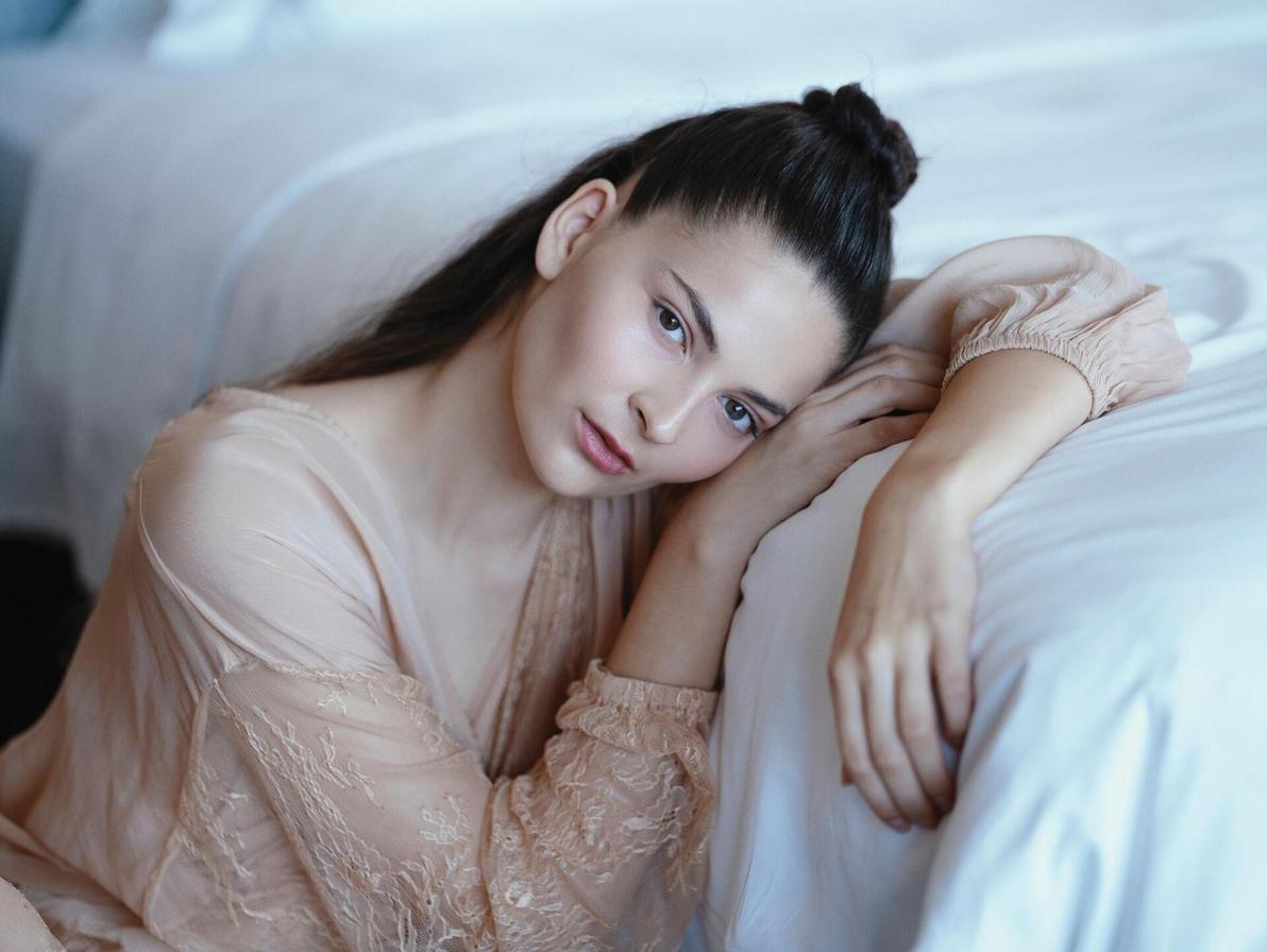 אלישבע אמזלג (צילום: שי כהן ארבל | סגנון: אלכס גדרון | איפור: שירלי ויינר | שיער: חן כחלון | שמלה: זארה) אלישבע אמזלג