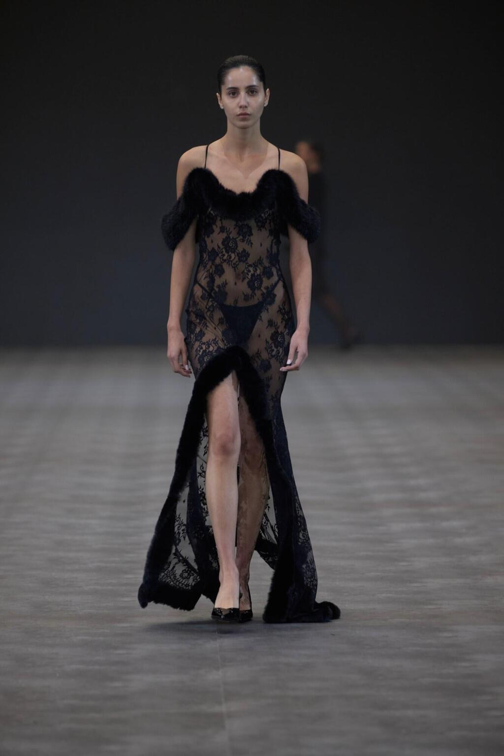 משחקי כיסוי והסתרה (צילום: עומרי רוזנגרט) התצוגה של לי אלמונד בשבוע האופנה תל אביב, 2025