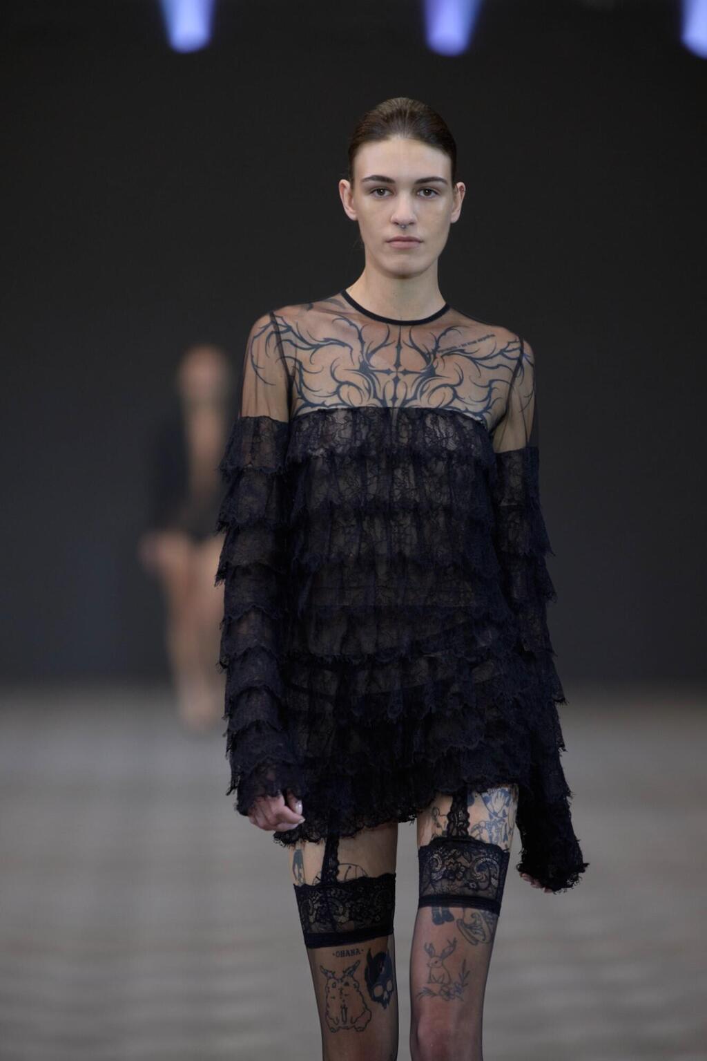 התצוגה של לי אלמונד בשבוע האופנה (צילום: עומרי רוזנגרט) התצוגה של לי אלמונד בשבוע האופנה תל אביב, 2025