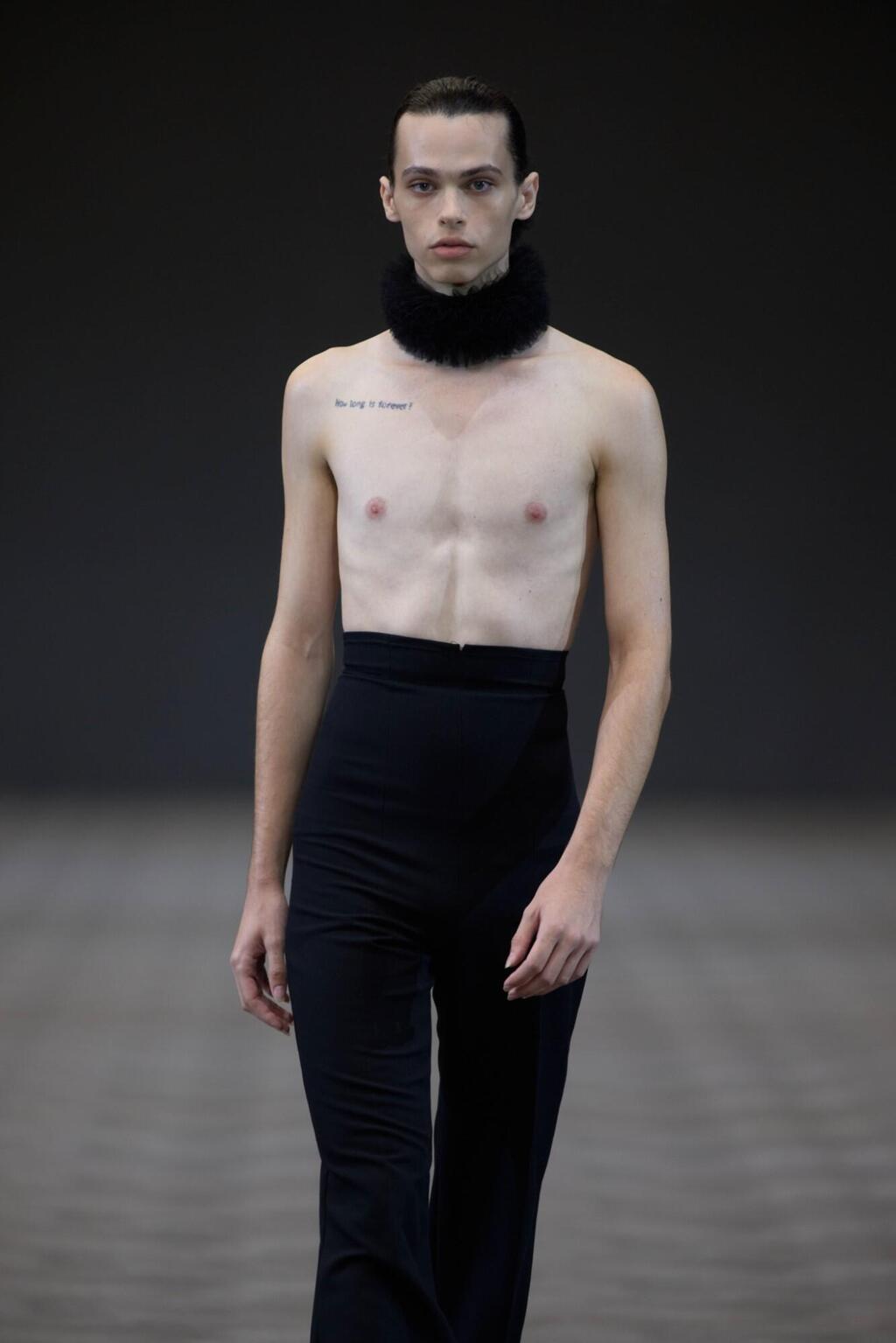 הדוגמן אורי חשין על המסלול (צילום: עומרי רוזנגרט) התצוגה של לי אלמונד בשבוע האופנה תל אביב, 2025