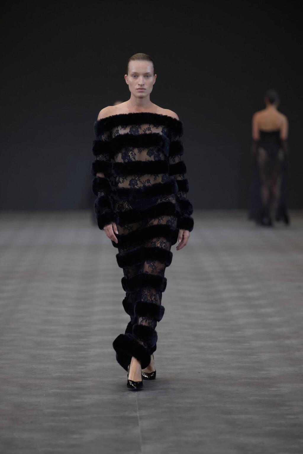 ברבור שחור על המסלול (צילום: עומרי רוזנגרט) התצוגה של לי אלמונד בשבוע האופנה תל אביב, 2025