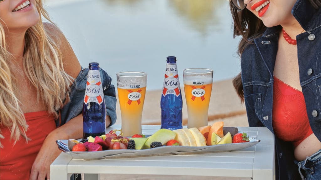 עושים חיים בצילומי אופנה בקפרסין. ועוד יש בירה!